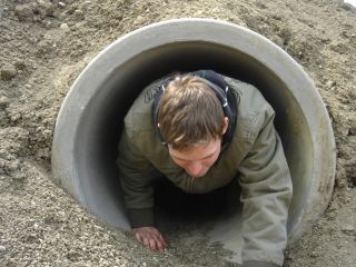 Sebbe ist durch den Tunnel gekrabbelt