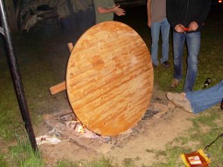 Tisch auf der Feuerstelle