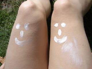 Zwei smileys aus Sonnencreme