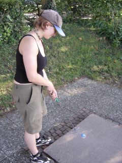 Jenny spielt Minigolf