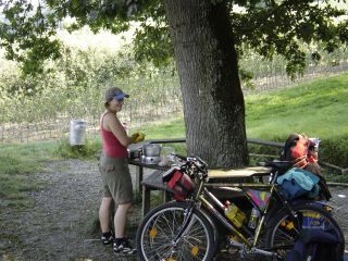 Christian und Jenny machen eine Pause im Schatten