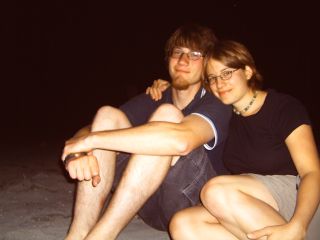 Jenny und Christian sitzen in der Dunkelheit gemtlich am Strand