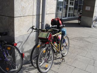 Unsere Fahrrder vor dem Supermarkt in Friedrichshafen