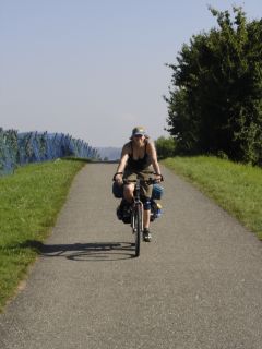 Jenny fhrt einen Hgel auf der Reichenau herunter