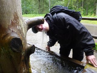 Christian sauft am Brunnen