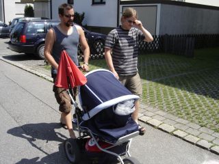 Bjrn und Daniel mit Kinderwagen