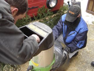 Und der Zipfel fngt das Hckselstroh mit einem Sack auf