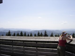 Jenny auf dem Turm vor Alpenpanorama