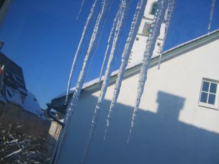 Eiszapfen, Turm im Hintergrund