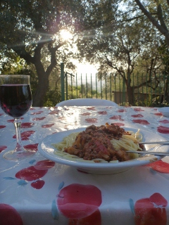 Spaghetti Bolognese und Wein