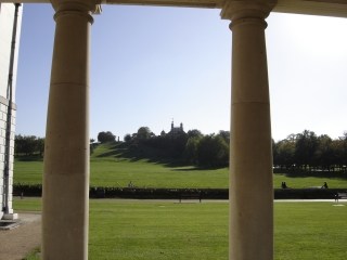 Royal Observatory durch die Pfeiler des Greenwich Palace