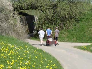 Der Wagen wird durch einen Tunnel gezogen