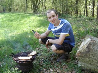 Dominic mit der Grillgabel in der Hand