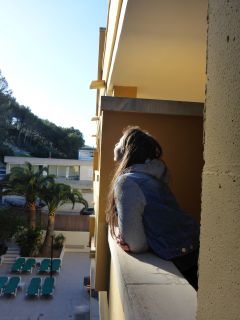 Anette auf dem Balkon