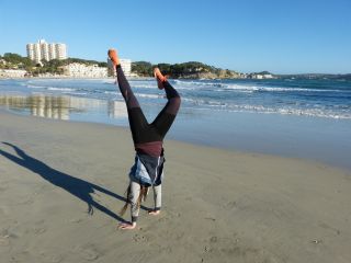 Anette macht Handstand am Strand