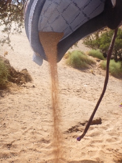 Sand rieselt aus dem Schuh