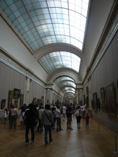 Gang im Louvre