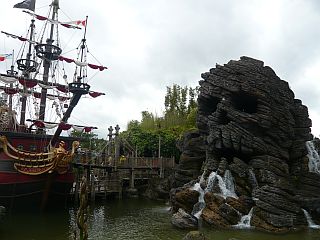 Piratenschiff und Totenkopffels