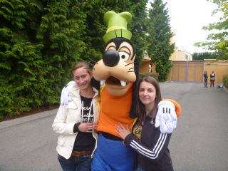 Marion und Vaja mit Goofy