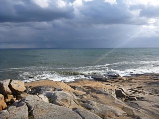 Graue Wolken ber dem Meer