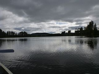 Grauer Himmel ber dem See