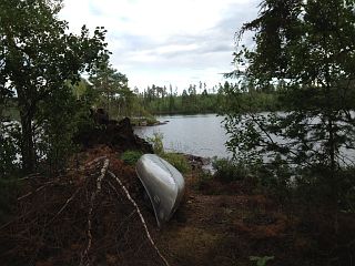 Das Kanu auf der kleinen Insel