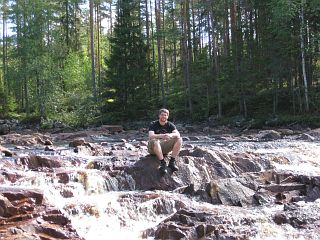 Ich auf einem Stein im Wasser