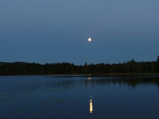 Der Mond macht eine Lichtstrae auf dem Wasser