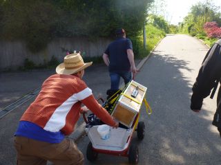 Zipfel und Mane befrdern den Wagen steil bergauf