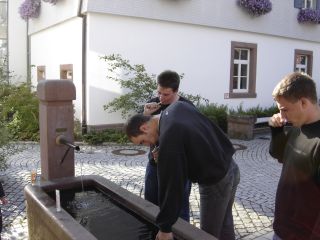 Zhne putzen am Dorfbrunnen