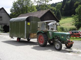 Der Traktor mit Bauwagen hinten dran