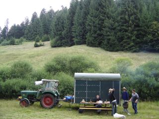 Der Traktor mit Bauwagen hinten dran am Lagerplatz