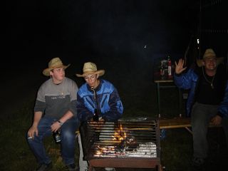 Mane, Andy und Zipfel sitzen am Grill