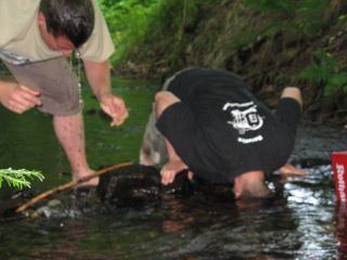 Christian steckt den Kopf ins Wasser